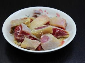 鸭腿洗净，切块，红辣椒、生姜分别洗净切好待用；