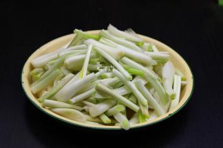 荞头菜，去跟，去叶，洗净，切段；