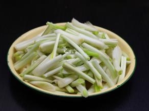 荞头菜，去跟，去叶，洗净，切段；