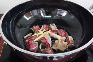 热锅，倒入一点油，把鸭腿皮朝下锅，这样能把鸭腿油煎出来，再放点生姜丝，中小火煎熟，出锅；