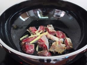 热锅，倒入一点油，把鸭腿皮朝下锅，这样能把鸭腿油煎出来，再放点生姜丝，中小火煎熟，出锅；