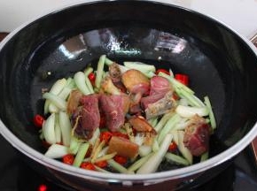 煎好的鸭腿加入，加生抽、辣椒；