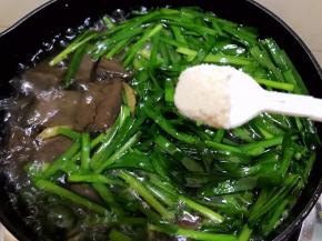 出锅前加入少许鸡粉