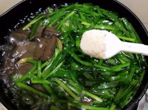 出锅前加入少许鸡粉