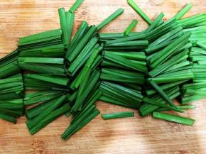 韭菜摘洗干净后切段
