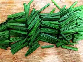 韭菜摘洗干净后切段