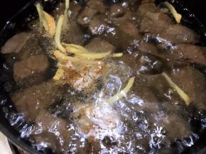 等滚开后转小火煮8分钟左右
加入胡椒粉，胡椒粉可以稍微多一点