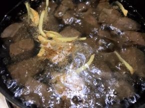 等滚开后转小火煮8分钟左右
加入胡椒粉，胡椒粉可以稍微多一点