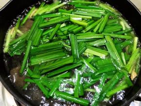 加入韭菜煮一分钟