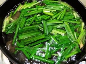 加入韭菜煮一分钟