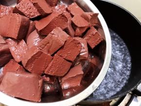 烧一小锅水，水滚开后倒入猪血焯水