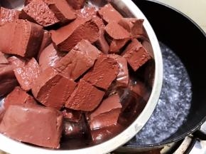 烧一小锅水，水滚开后倒入猪血焯水