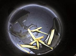放入姜丝爆香