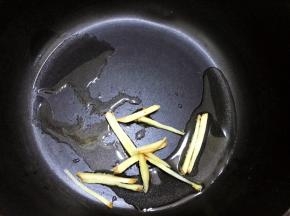 放入姜丝爆香