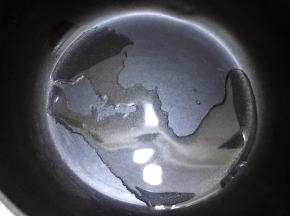 锅里加入少许油