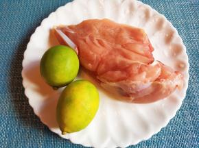 准备好鸡胸肉和柠檬 