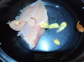 锅里加水放鸡胸肉，放草果，姜片，料酒。