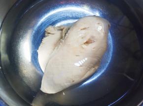 煮十分钟左右，取出鸡胸肉，立即放进准备好的冰水里，凉透。
