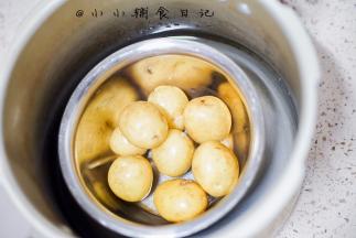 土豆洗净后放入高压锅，也可以切片放蒸锅蒸