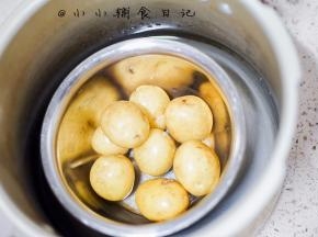土豆洗净后放入高压锅，也可以切片放蒸锅蒸