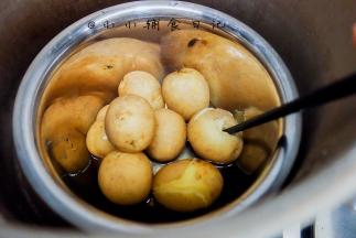 用筷子能轻松插入就是熟透了