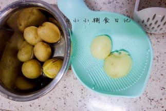 将土豆剥皮