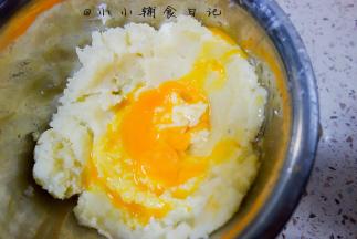 土豆泥稍凉一点加入蛋黄，如果土豆太烫会把蛋黄烫熟的