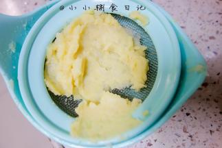 将土豆泥过筛，不然一会挤花可能会因为一些土豆颗粒堵住裱花嘴