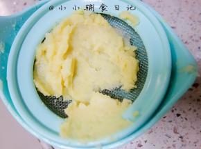 将土豆泥过筛，不然一会挤花可能会因为一些土豆颗粒堵住裱花嘴