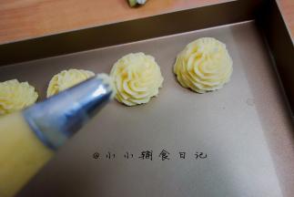 裱花嘴用中号8齿或者10齿都可以，打圈圈或者挤成这样的塔都可以