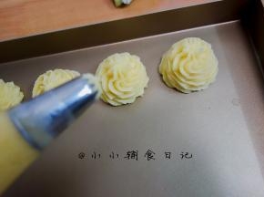 裱花嘴用中号8齿或者10齿都可以，打圈圈或者挤成这样的塔都可以