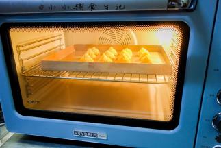 烤箱预热165度烤25分钟即可