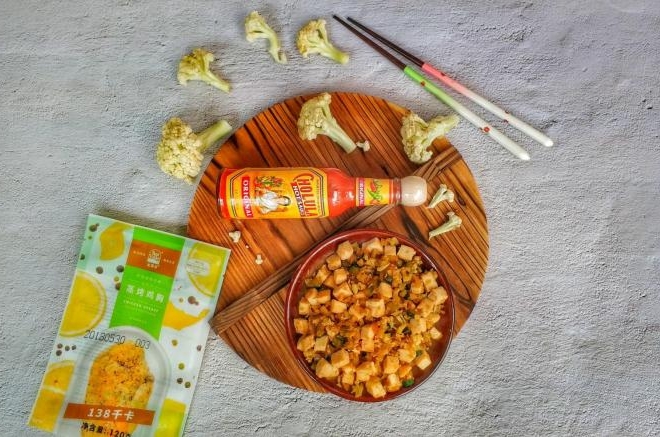 藤椒鸡胸肉炒菜花伪米饭