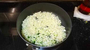 热锅后倒入菜花、青瓜炒均匀