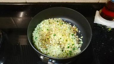 炒至菜花变软倒入少许酱油炒均匀