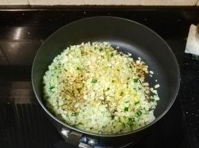 炒至菜花变软倒入少许酱油炒均匀