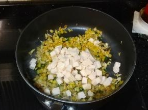 最后放入鸡胸肉粒