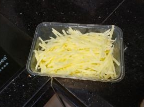 土豆去皮刨丝