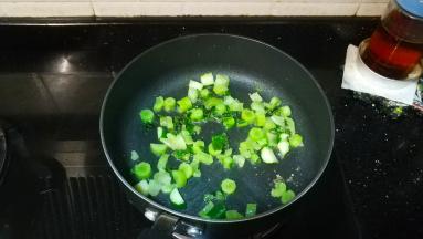 倒入莴笋粒，翻炒七成熟
