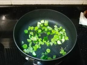 倒入莴笋粒，翻炒七成熟
