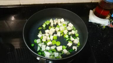 倒入鸡胸肉翻炒均匀