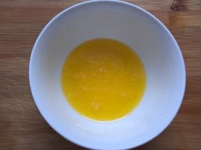 先将黄油隔热水融化