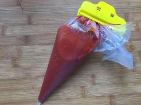 装入裱花袋，放入冰箱冷藏一个小时