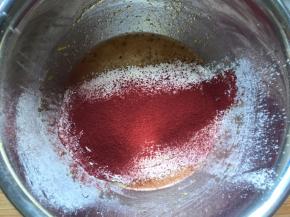 筛入低筋面粉，红丝绒粉，泡打粉，