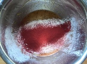 筛入低筋面粉，红丝绒粉，泡打粉，