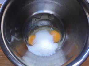 加入白砂糖搅拌均匀