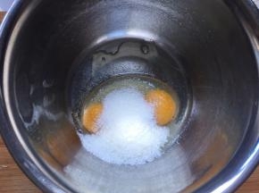 加入白砂糖搅拌均匀