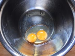 这是一个鸡蛋，（有60克）运气太好，连着两天都是双黄蛋