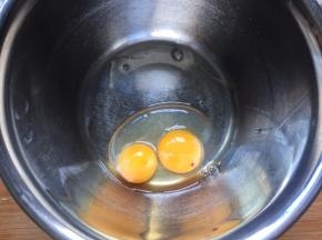 这是一个鸡蛋，（有60克）运气太好，连着两天都是双黄蛋