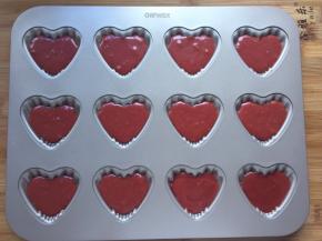 冷藏好后，挤入不粘模具中，室温放10分钟后，再放入预热好的烤箱